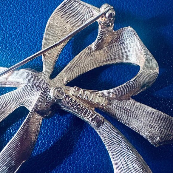 VINTAGE Signed Sarah Coventry 2" Gold Tone Holiday Bow Ribbon Brooch Pin - Picture 2 of 5